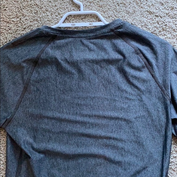 ✅ Under Armour Heat Gear Long Sleeve Workout Top - Picture 6 of 6